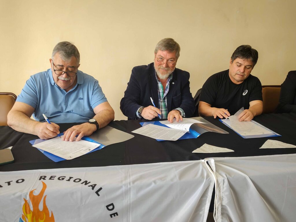 Firma de convenio específico entre la UTN Facultad Regional Santa Cruz y el Sindicato Regional de Luz  de la Patagonia