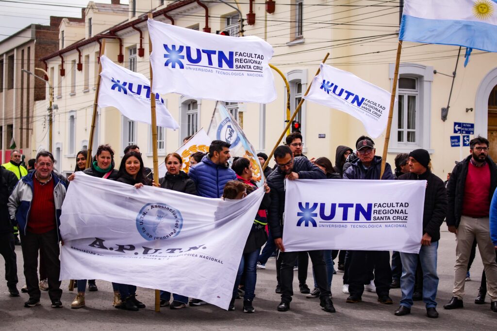 Las universidades de Santa Cruz marcharon en defensa de la educación pública